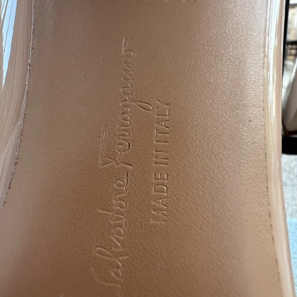 Salvatore Ferragamo Women's Beige Loafers with Bow Accent - Picture 3 of 4